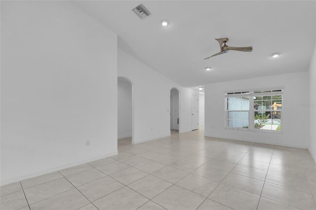 Building Photo - 13 Llovera Pl