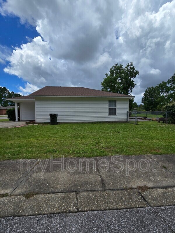 Building Photo - 8900 Forest Oak Dr