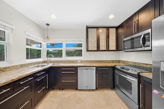 Building Photo - 4021 Bayview Dr