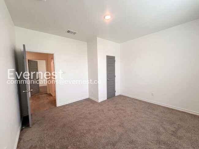 Building Photo - Limited Time Special Offer / 4 Bed, 2 Bath Home with Garage / Pet-Friendly / Vouchers Accepted / ...