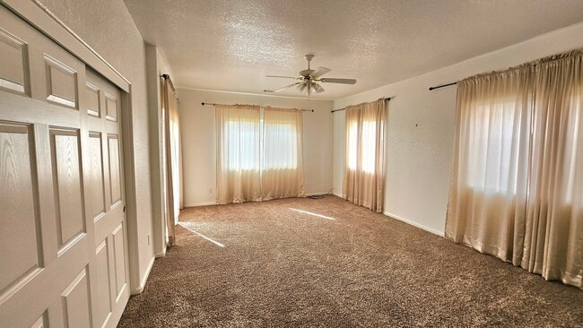 Building Photo - Parkway Village Beauty - 3 Bed + 3 Bth!