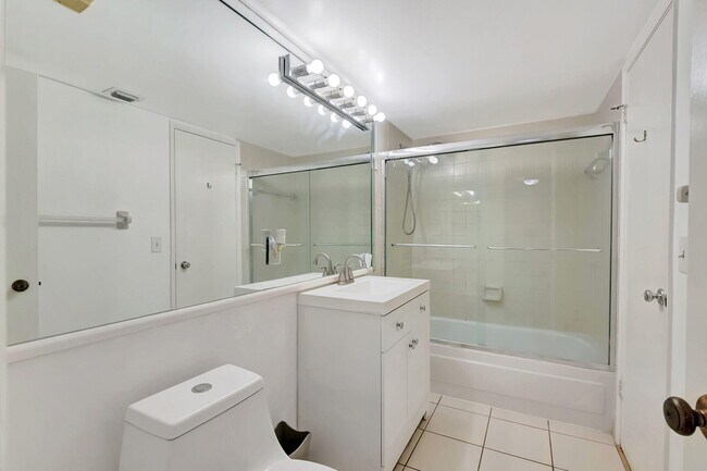 Building Photo - 600 Egret Cir