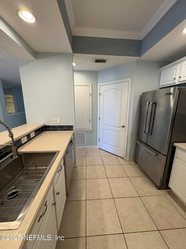 Building Photo - 1202 Makarios Dr