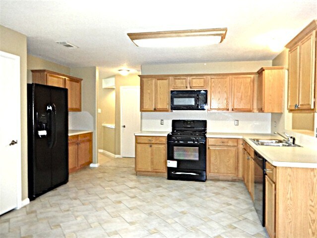 Building Photo - 423 Brushy Glen Dr