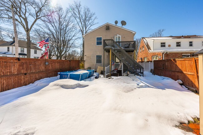 Building Photo - Large 3 Bedroom Apt