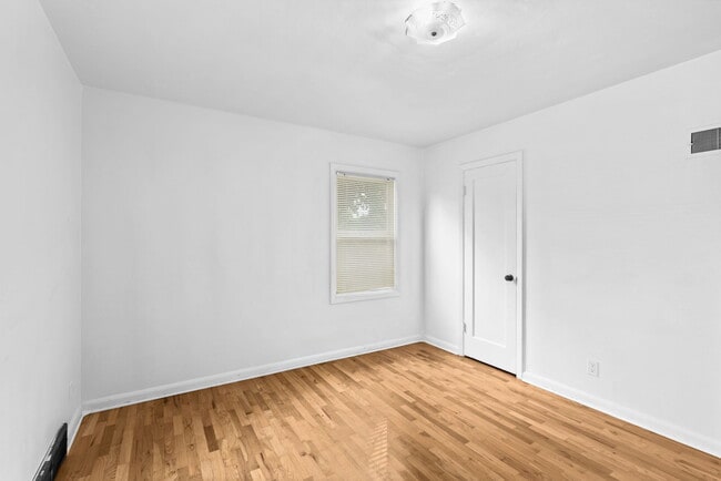 Building Photo - 305 Knoop Ln