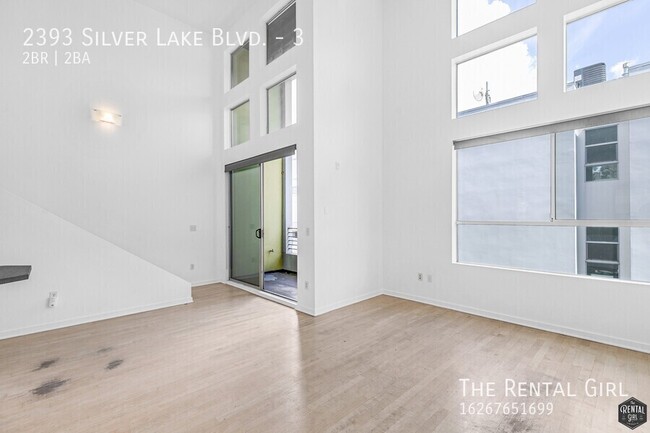 Building Photo - Spacious Silver Lake Townhome | Multi-Leve...