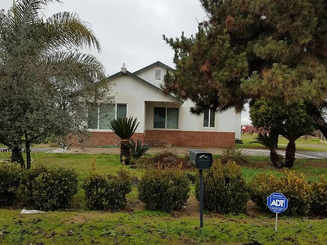 Primary Photo - Country Home For Rent!