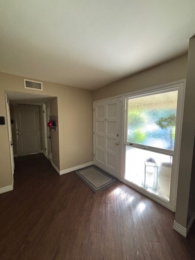 Building Photo - Beautiful 3 Bedroom / 2 Bathroom Home in S...