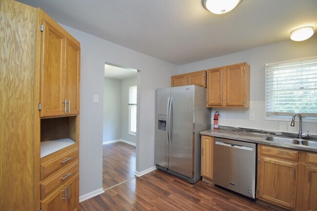 Building Photo - 647 Regent Rd