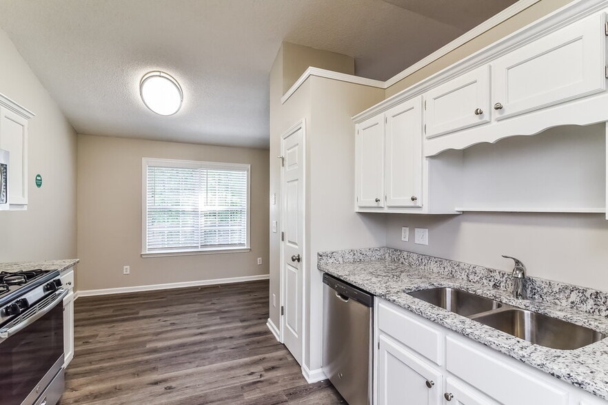 Building Photo - 2641 Fort Apachee Ct