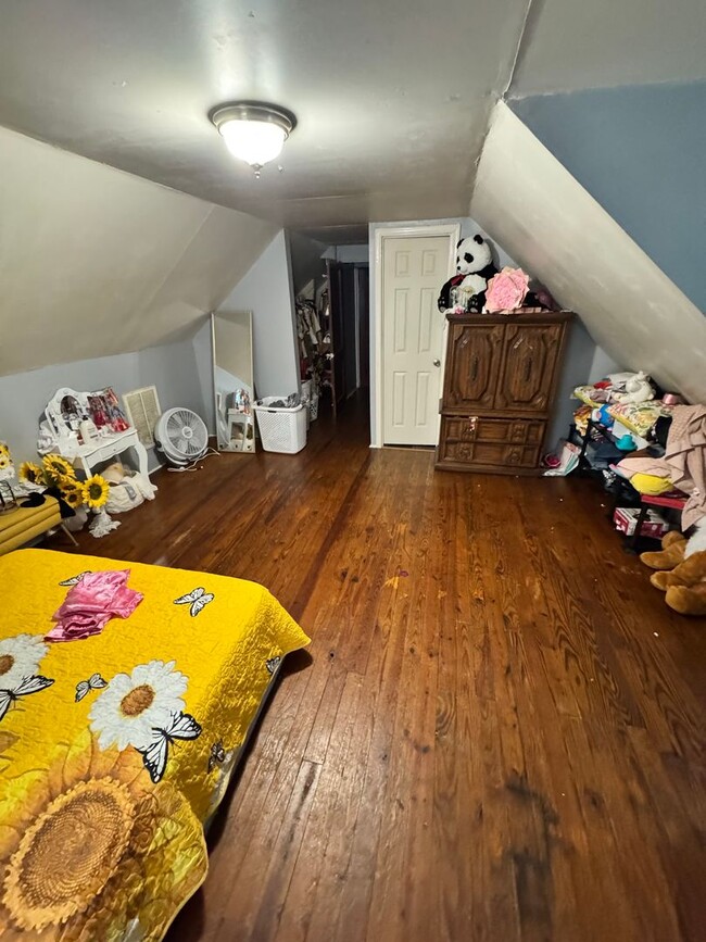 Building Photo - 5 bed 2 bath house with huge backyard