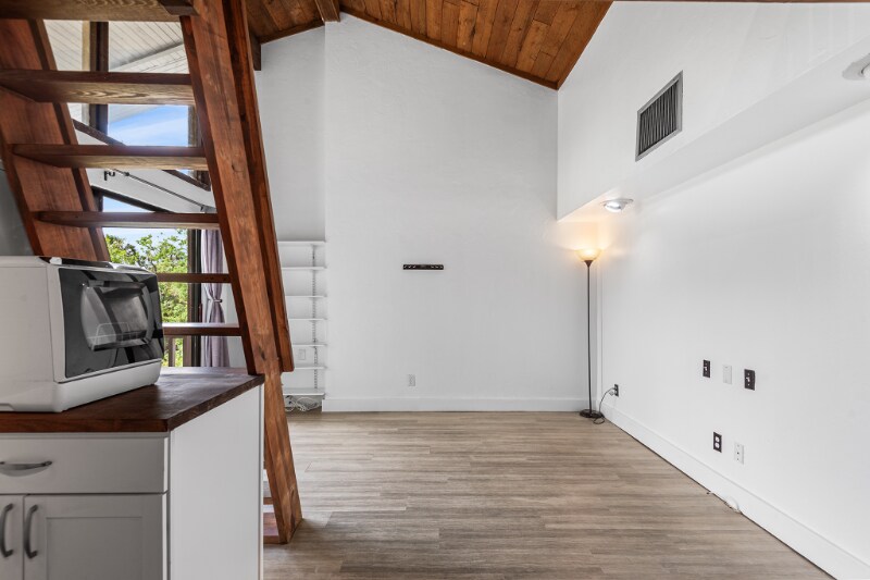 Building Photo - 2036 Corner Lake Dr