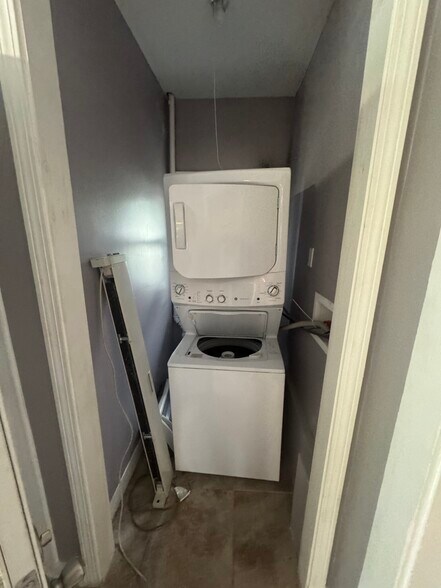 Building Photo - 198 Sherman St