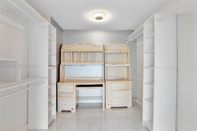 Building Photo - 600 Parkview Dr