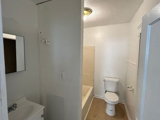 Building Photo - Beautiful Large 3 Bedroom Home West Cleveland