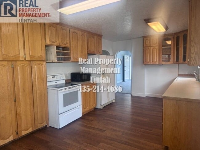 Building Photo - 4 bedroom 2 Bathroom home