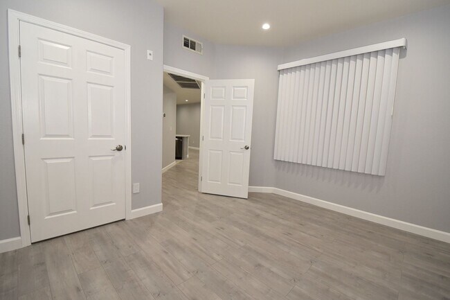 Building Photo - STUNNING AND MODERN 2 BED 2 BATH CONDO AT ...