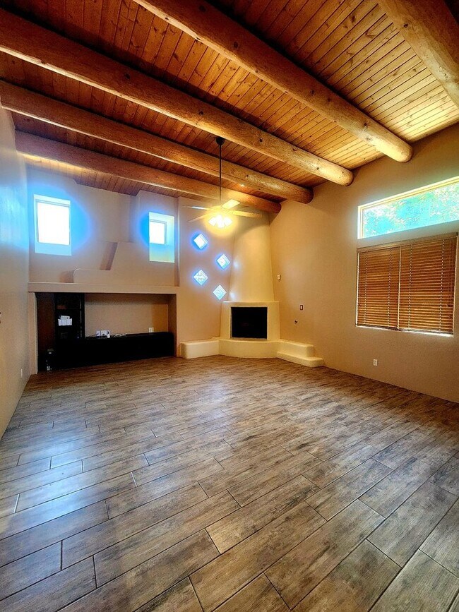 Building Photo - 4 bedroom 2.5 bath far NE Heights
