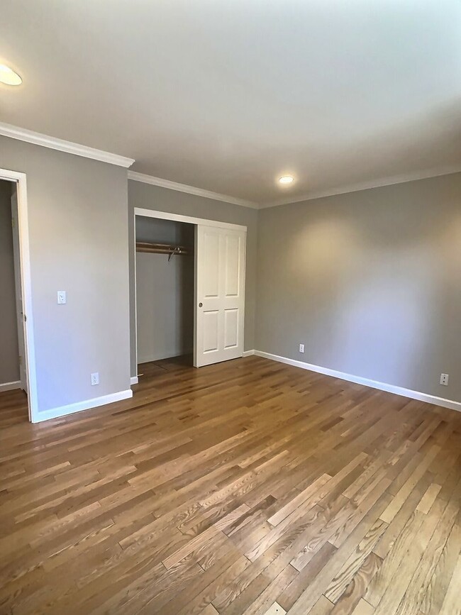 Building Photo - Spacious 4 Bed/ 2 Bath House in the Quiet ...