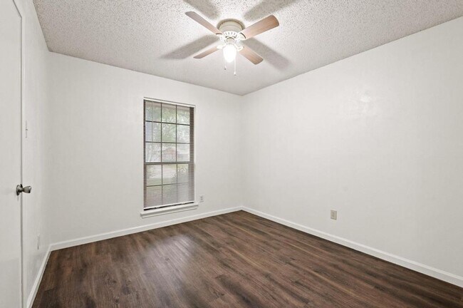 Building Photo - 504 Warbler Dr