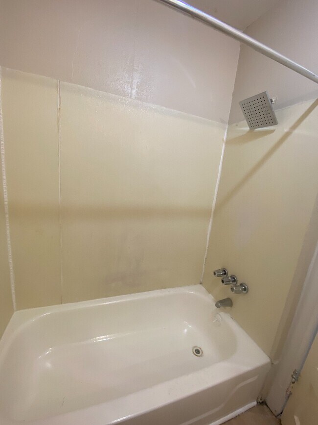 Building Photo - Updated 2 bedroom apartment in Fox Park