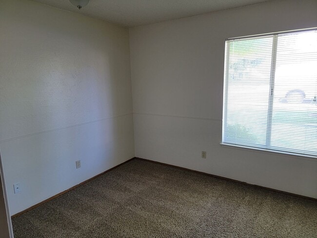 Building Photo - 3 Bedroom House across the street from Mar...