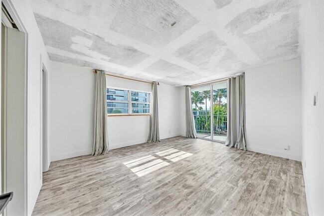 Building Photo - 3051 NE 48th St