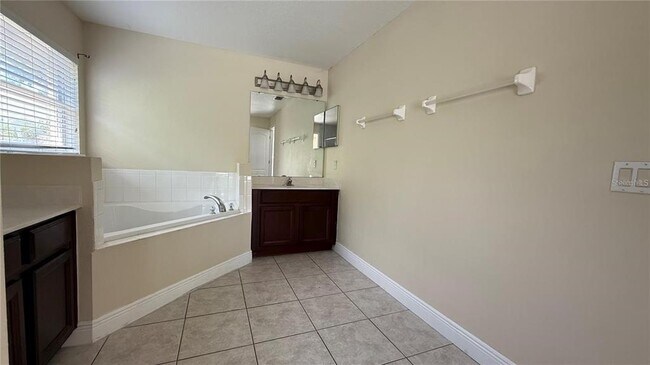 Building Photo - 979 Hacienda Cir