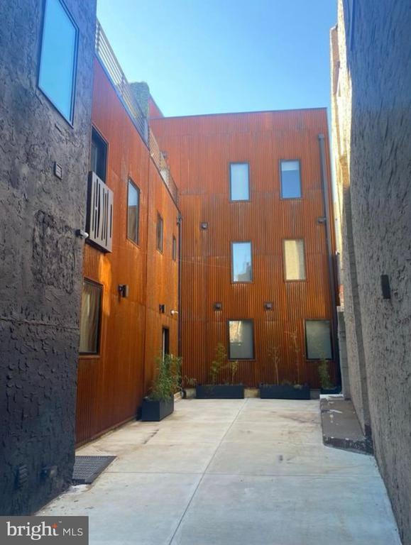 Building Photo - 1328 S 9th St
