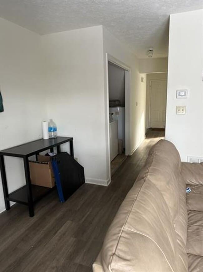 Building Photo - Spacious Townhome Near Campus