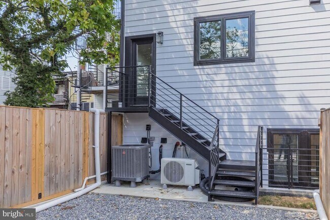 Building Photo - 722 Kenyon St NW