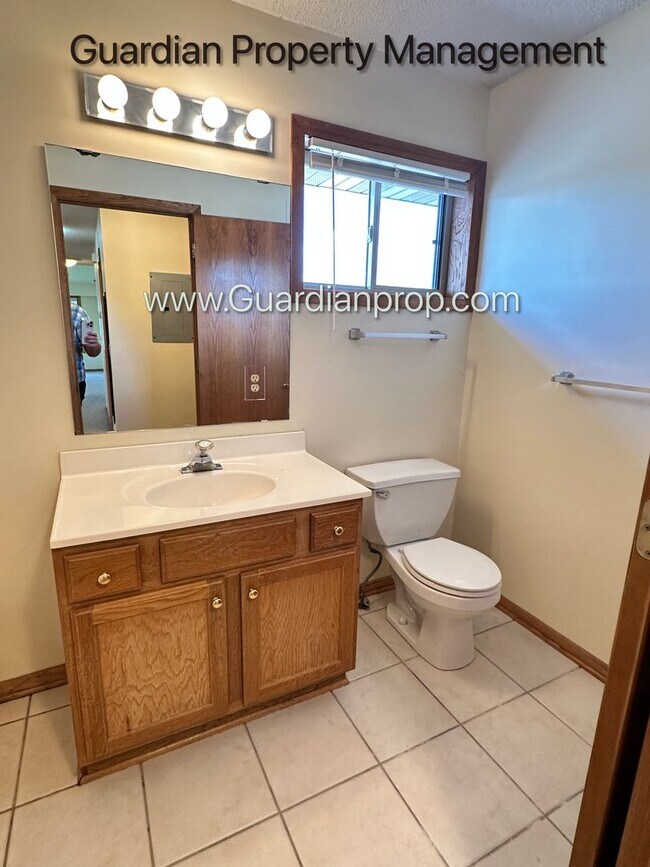 Building Photo - Richfield 2nd Floor Apartment, Very Spacio...