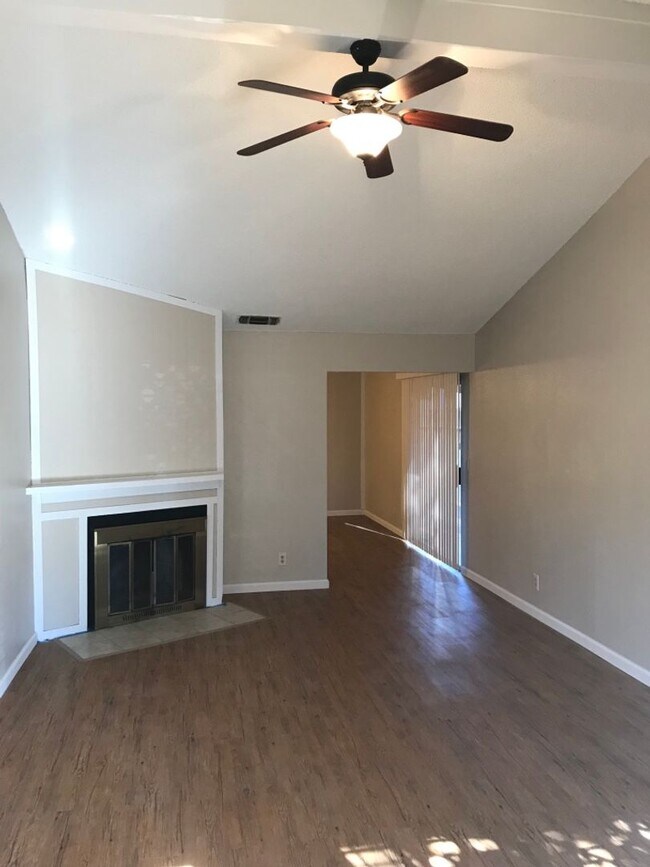 Building Photo - Fair Oaks 2bd/2ba Duplex with Garage
