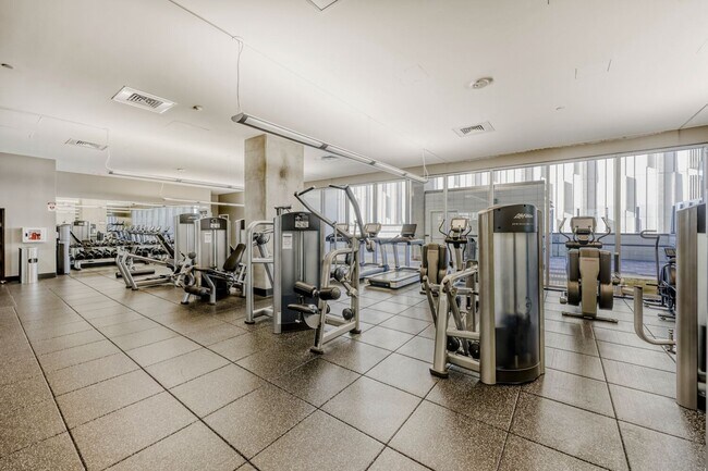 Building Photo - 38th Floor Spire Stunner!