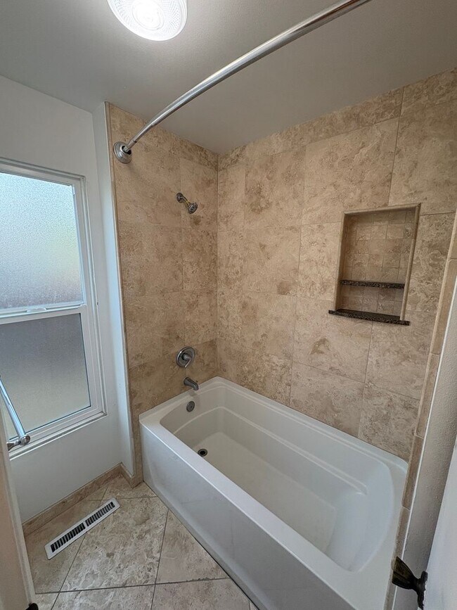 Building Photo - NW Visalia Home Near Country Club Available Now! *Private Showing Only*