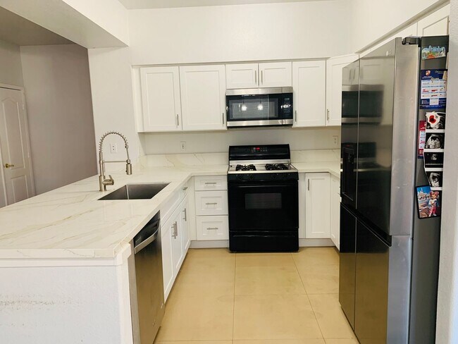 Building Photo - 3 bed, 2 bath, 2 car garage townhouse for rent