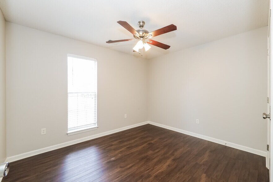 Building Photo - 7762 Parkview Cir E