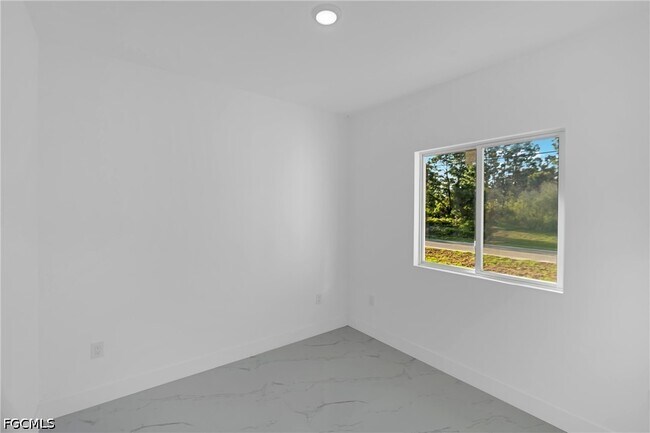 Building Photo - 747 Newell St E