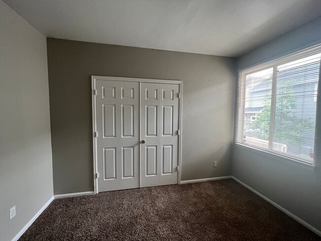 Building Photo - 1 Bed 1.5 Bath Townhome in Aurora!
