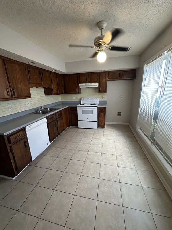 Building Photo - 3709 Deer Forest Dr
