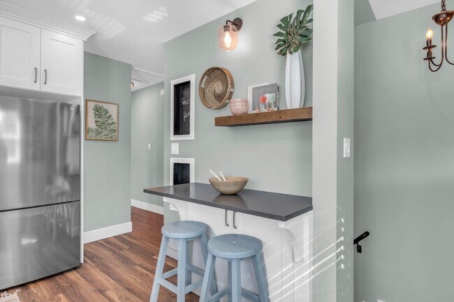 Building Photo - Stunning Single Family Home In Excellent L...