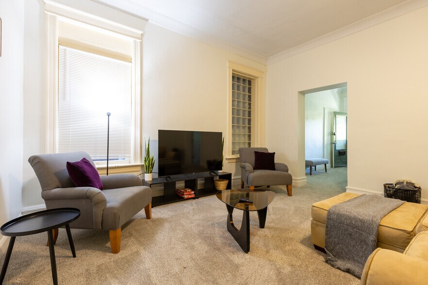 Building Photo - 4374 W Pine Blvd