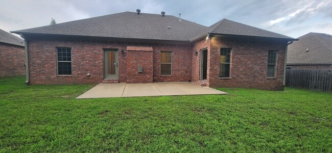 Building Photo - 3120 Plateau Dr