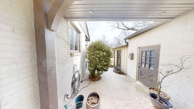 Building Photo - Gorgeous and updated home in Heart of Auburn