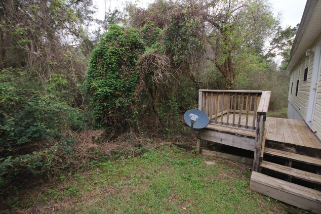 Building Photo - 3BR/2BA Home Near UWF – Wood-Look Flooring, Galley Kitchen, Pet Friendly!