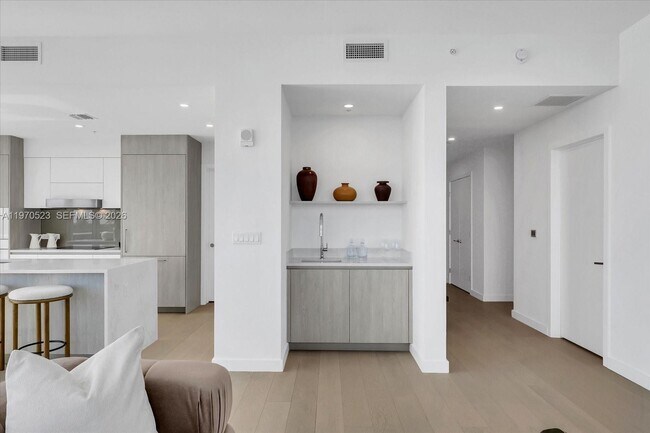 Building Photo - 9201 E Bay Harbor Dr