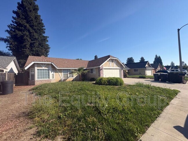 Building Photo - 5936 W Oak Ave