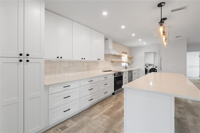 Building Photo - 4543 Carson St NE