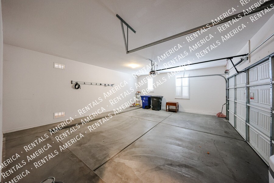 Building Photo - 3575 S Jasmine Dr